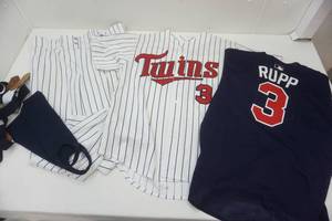 lot 24 image: Minnesota Twins uniform
