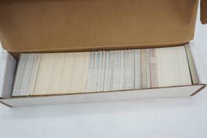 lot 142 image: 80s to 90s baseball, football and basketball card lot