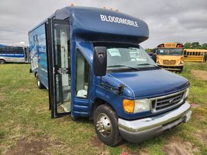 2005 Ford E-450 Super Duty Full-Size Van