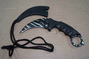 lot 11 image: Tiger Claw Karambit Neck Knife