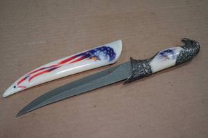 lot 12 image: Bald Eagle Theme Collector Knife