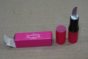lot 19 image: Femme Fatale Lipstick Knife