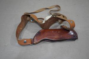lot 88 image: Bianchi Shoulder Holster #17