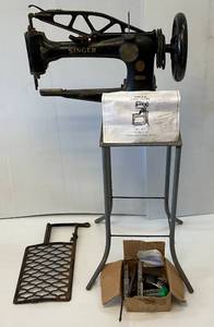 lot 105 image: Vintage Singer No. 29-4 Sewing Machine On Stand With Oscillating Shuttle & Extras