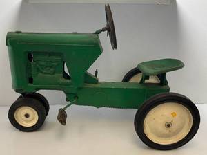 lot 1 image: Vintage Oliver 880 Diesel Pedal Tractor (AS SEEN)