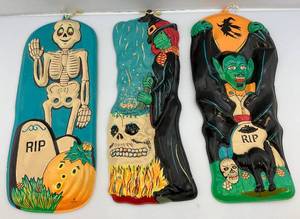 lot 10 image: Vintage Artform Halloween Dcor