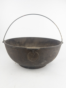 lot 5 image: Antique #5 WAPAK Cast Iron 12 Scotch Bowl