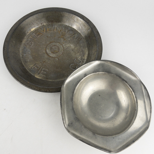lot 29 image: Vintage OLD COLONIAL Pewter Bowl & STEVENSONS Pie Tin