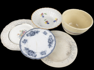 lot 81 image: Group of 5 Porcelain Bowls & Plates - McCoy, Southern Potteries etc