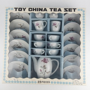 lot 102 image: Vintage Jaymar 23 Piece Toy China Floral Tea Set