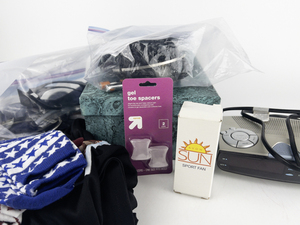 lot 129 image: Group Lot Includes Avon Sports Fan, Emerson ClockRadio, Insignia Arm Band Radio, & More