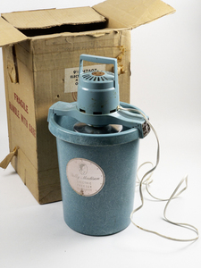 lot 57 image: Vintage 4 Qt Deluxe Electric Ice Cream Freezer Handle Type with Original Box