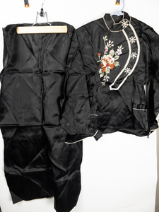 lot 339 image: VINTAGE 1960s Chinese Silk Pajamas