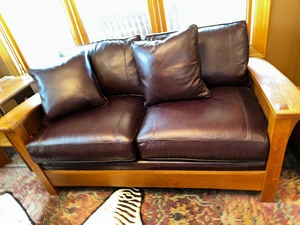 Stickley Mission style Fayetteville sofa�measuring 85 x 37 x 34 with Coleman leather cushions