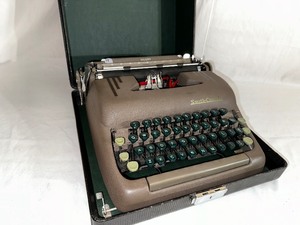 Smith Corona Silent Super Typewriter in Carrying Case