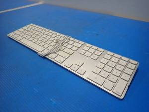 lot 68 image: Apple A1243 USB Keyboard 