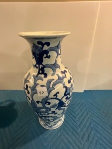 lot 40 image: 16 Vase Blue & White