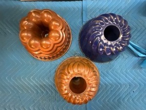 lot 62 image: 3 - Vintage Metal Cake Molds 10