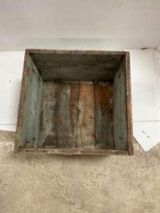lot 6 image: Vintage wooden Crate
