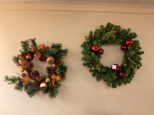lot 110 image: Seasonal Wall Wreaths