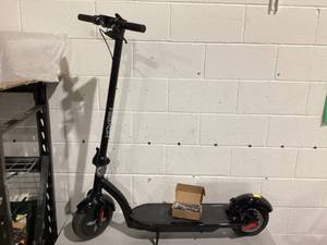 lot 451 image: Hover-1 Alpha Foldable Electric Scooter with 450W Brushless Motor