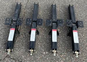 lot 30 image: BRAND NEW SET OF (4) STABILIZER JACKS