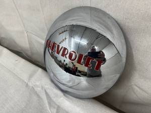 lot 11 image: Chevrolet Hub Cap