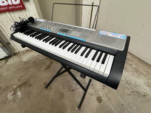 lot 3 image: Casio Electric Keyboard