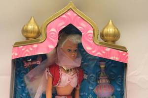 lot 86 image: I Dream of Jeannie Fashion Doll - Episode 1 The Lady in the Bottle