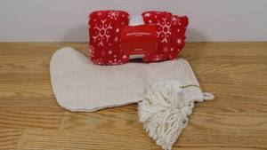 lot 121 image: Dual Lot of Plush Snow Flake Print Throw Blanket & Eloquent Knitted Stocking