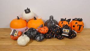 lot 154 image: Mixed Lot of 17 Pumpkins-Plushy-Foam-Ceramic-Knit
