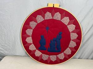 24 inch Wood Frame  Clamp with Quilt  Needlework Decor