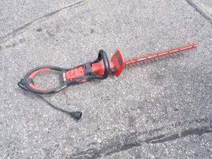 lot 81 image: Black N Decker Electric Hedge Trimmer