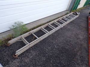lot 107 image: 10 Aluminum Extension Ladder