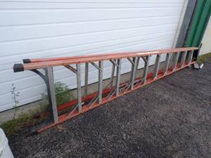lot 106 image: 11 Husky Fiberglass Step Ladder
