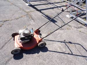 lot 109 image: Push Lawn Mower