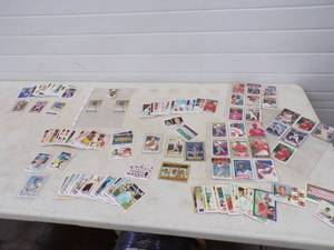 lot 148 image: Huge National  league Centeral Baseball Card Lot