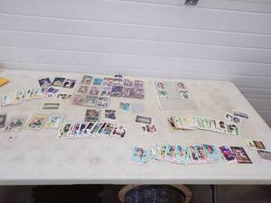 lot 147 image: Huge National  league East Baseball Card Lot