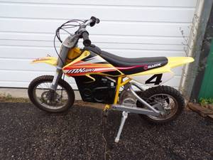 lot 15 image: Razor Electric Dirt Bike with Charger tested and works