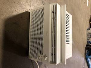 lot 18 image: Vissani 5,000 BTU 115-Volt Window Air Conditioner for 150 sq. ft Rooms in White  Customer Returns See Pictures