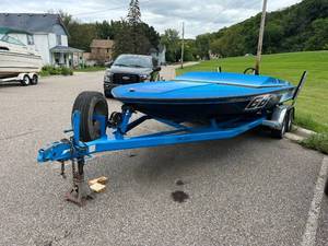lot 1 image: 1987 Eliminator Go Fast Boat Hull and Trailer