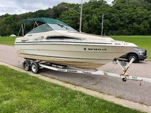 lot 2 image: 1988 Sea Ray 230 Weekender
