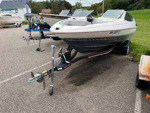 lot 6 image: 1990 18ft Bayliner Capri