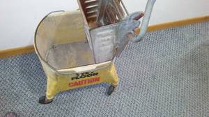lot 821 image: Wet Floor Mop Bucket W Wringer.