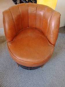 lot 690 image: Vintage Wood  Barrel Swivel Chair (Orange).