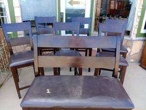 lot 704 image: Contemporary Extendable Dining Table Set.