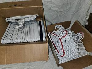 lot 400 image: Kids Hangers (100)