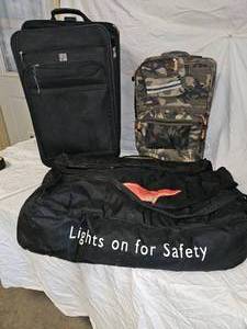 lot 401 image: Suitcases (2) and Pizza Hut Warm Bag.
