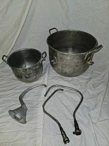 lot 840 image: Mixing Bowls and Accessories