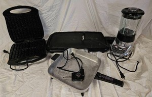 lot 855 image: Small Electric Kitchen Appliances.
